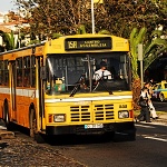 Typický funchalský žlutý autobus